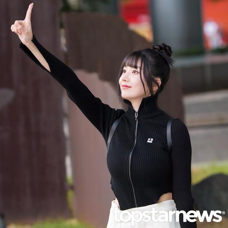 Kwon Eun-bi's Black Rib Zip-Up Seeks No. 1 Listening Rate - Youngs Go to Work