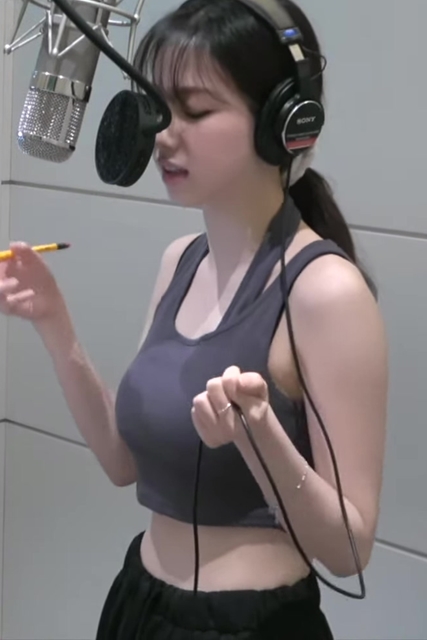 Espa Carina recording with her jacket off