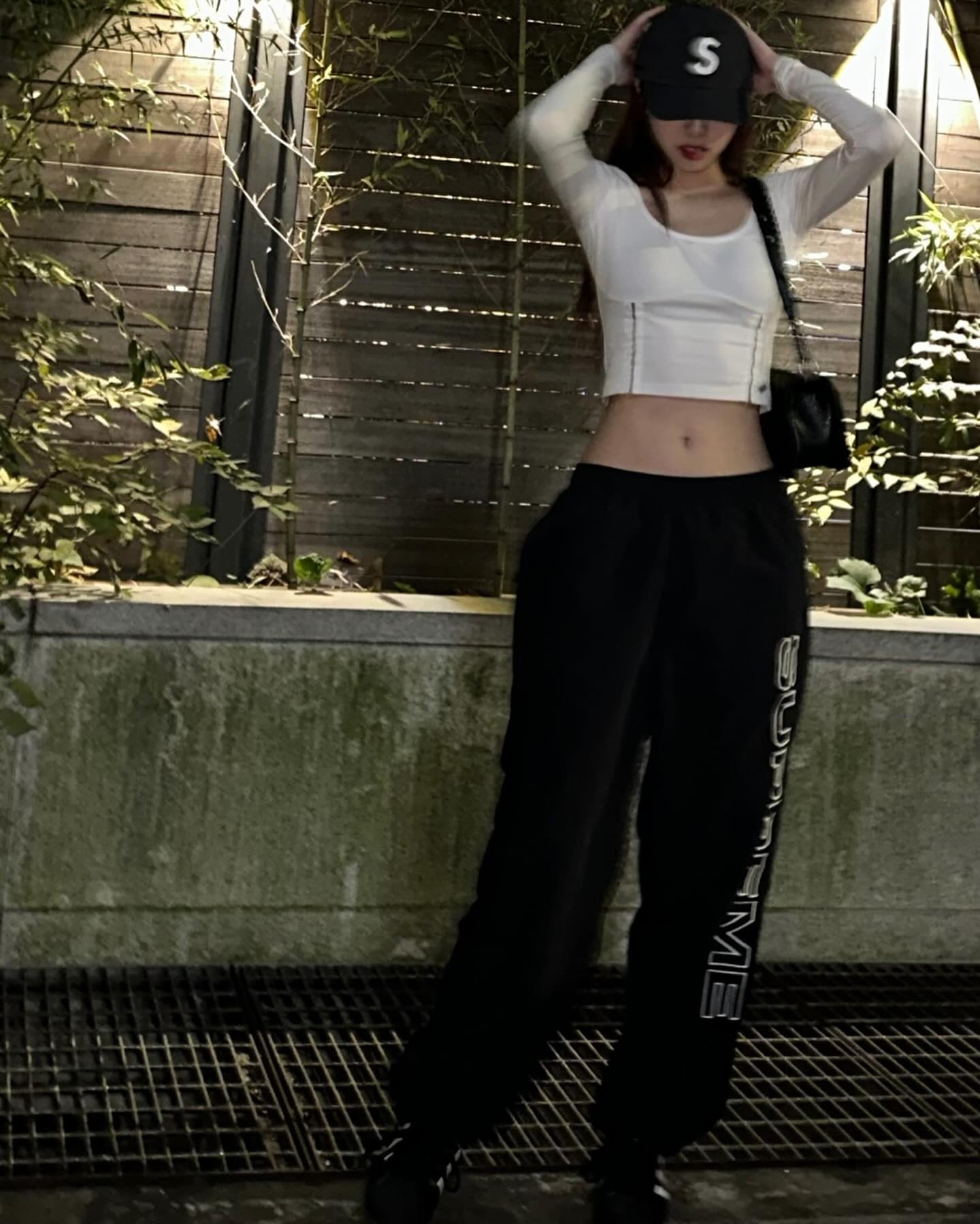 ITZY YUNA's white cropped T-shirt black sweatshirt with a small ant waist and belly button