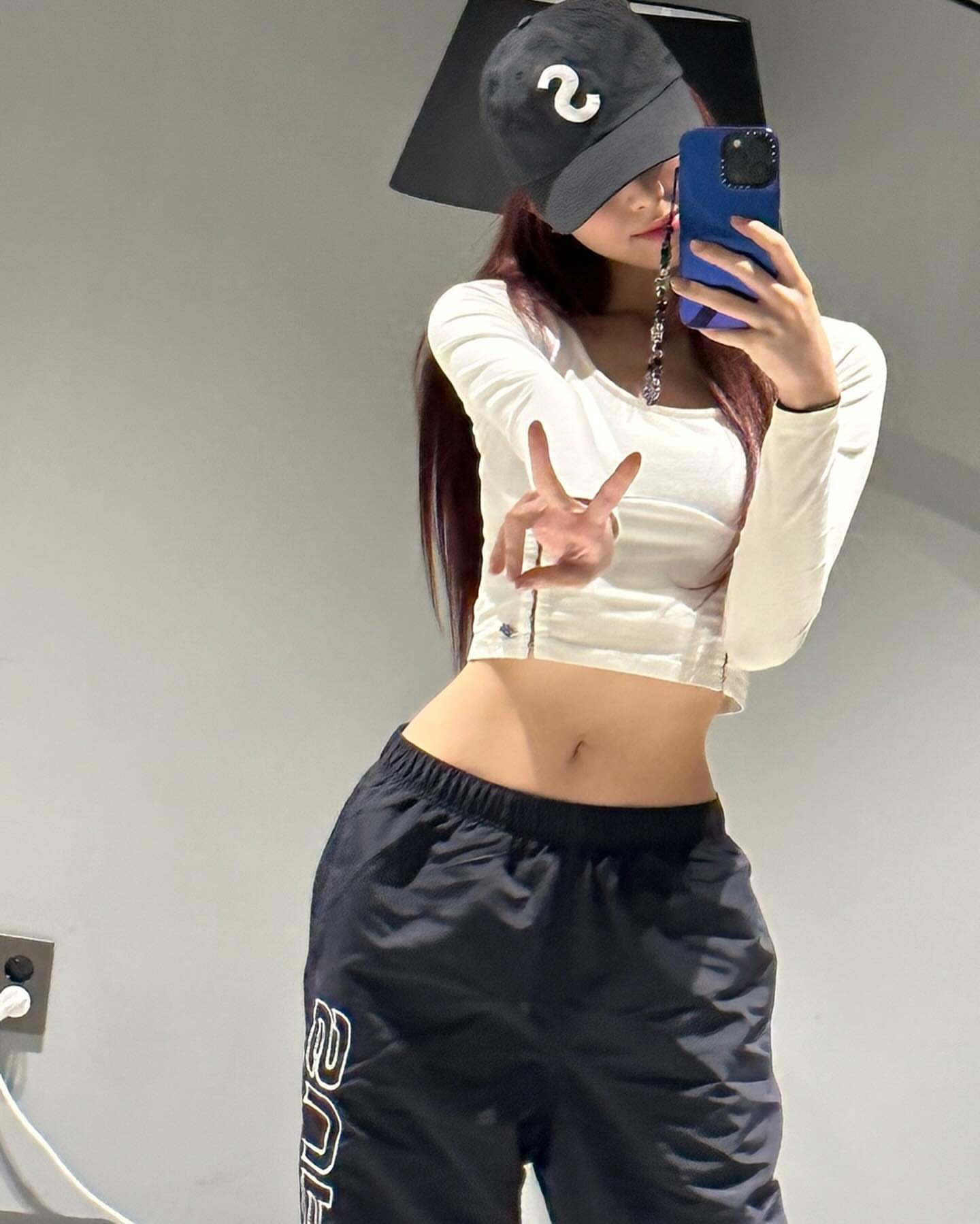 ITZY YUNA's white cropped T-shirt black sweatshirt with a small ant waist and belly button