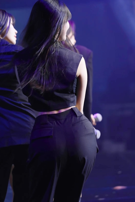 The back of wide pants is fromis_9 Baek Jiheon