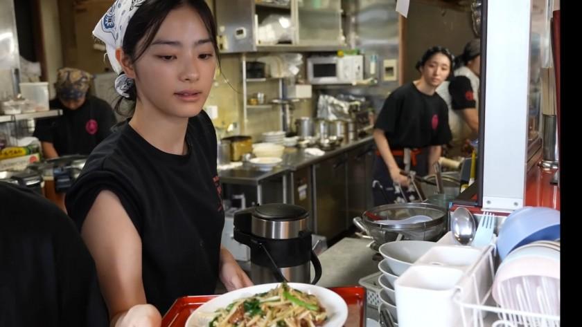 How the CEO of a Chinese restaurant in Japan looked like New Jeans Minji