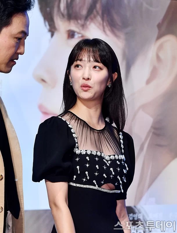 Pyo Yejin Black Dress Unexpected Under Boop Exposure - Moon Production Presentation in the Daytime