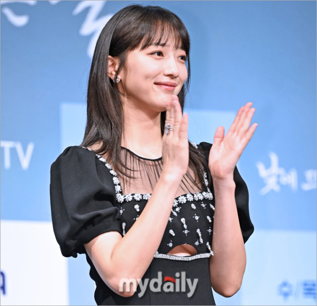 Pyo Yejin Black Dress Unexpected Under Boop Exposure - Moon Production Presentation in the Daytime