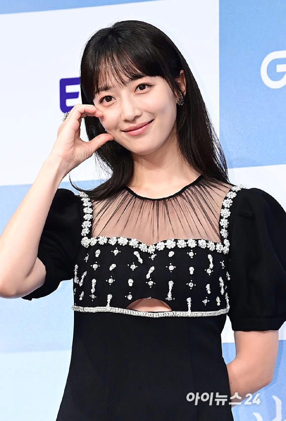 Pyo Yejin Black Dress Unexpected Under Boop Exposure - Moon Production Presentation in the Daytime