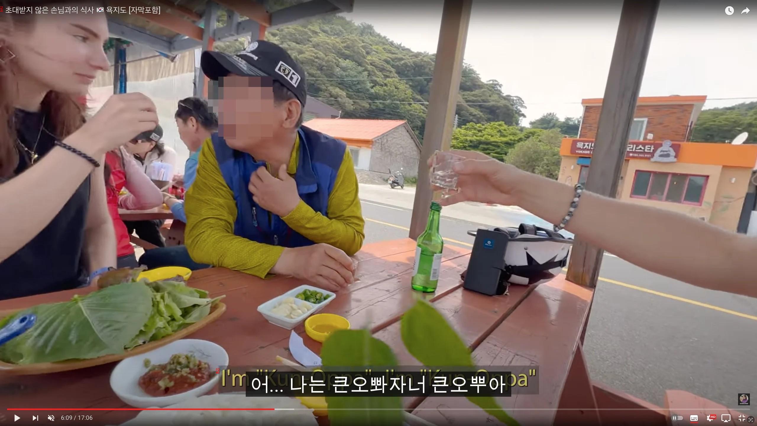 A sweet grandpa who teaches foreign couples who are traveling to Korea