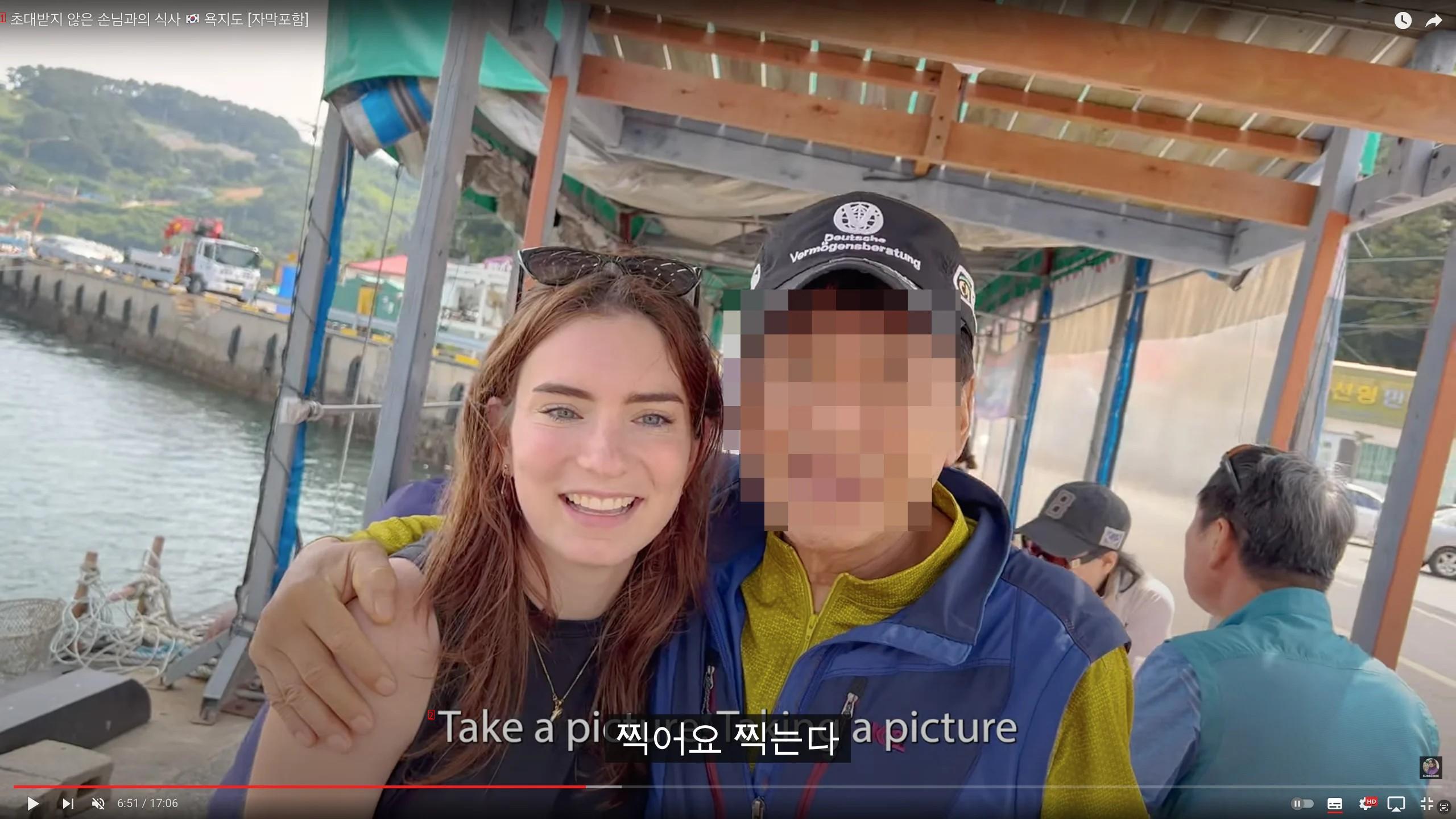 A sweet grandpa who teaches foreign couples who are traveling to Korea