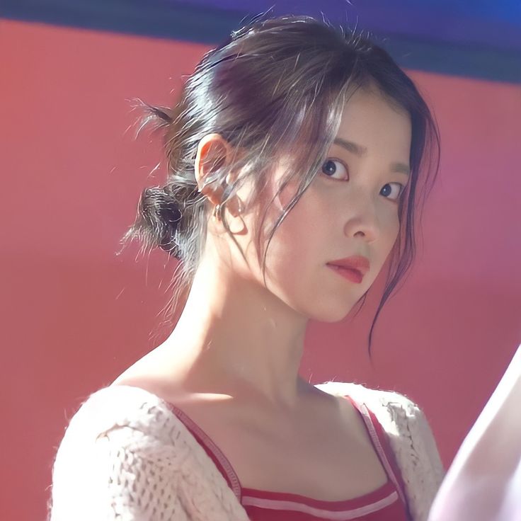 IU looks so cute even when she's angry and sulky