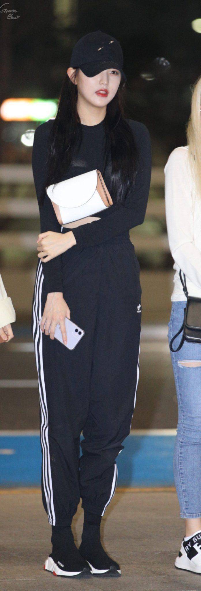 Jang Won Young is tall in sweatpants