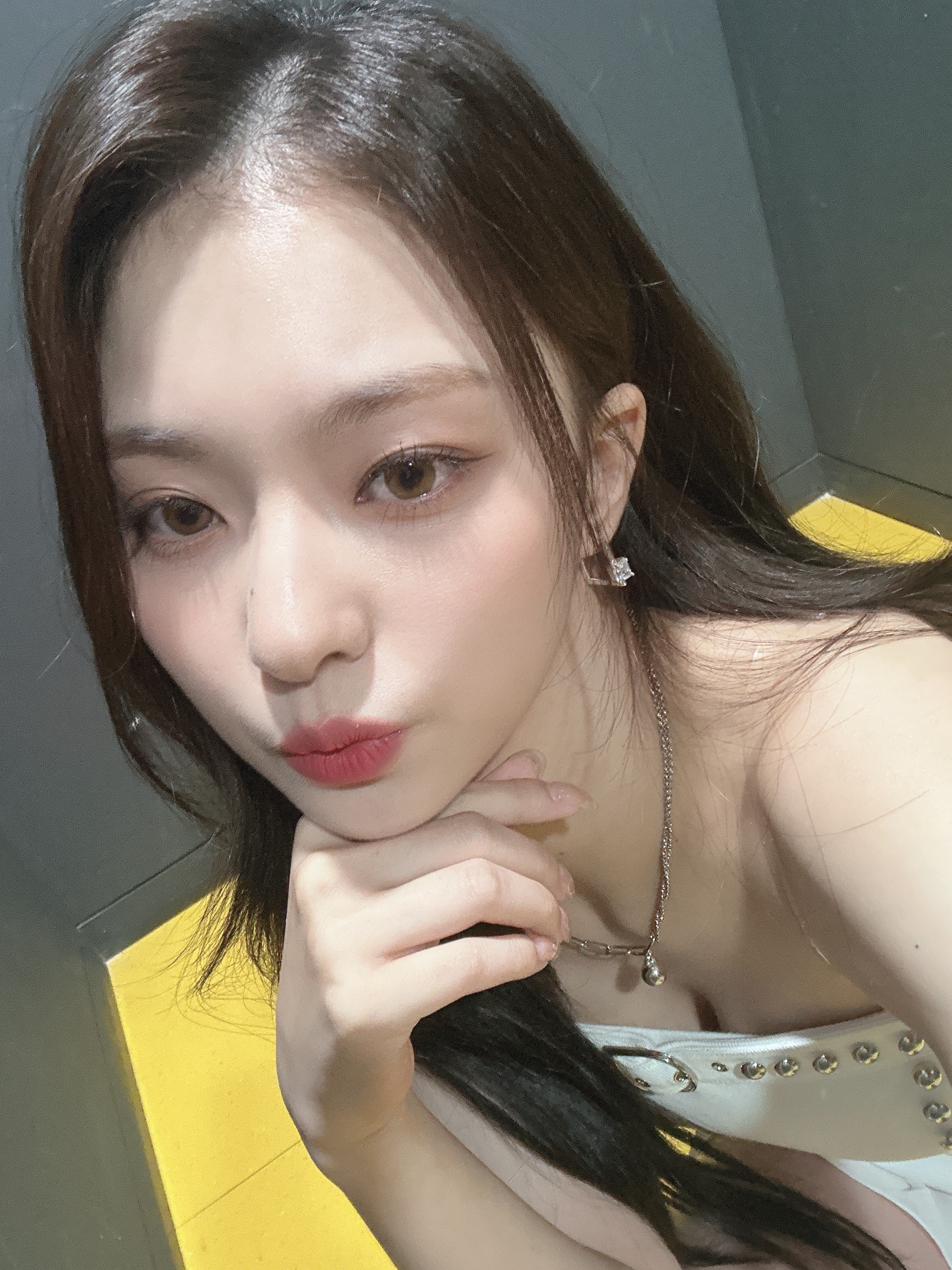 A white tube top with a small chest selfie. Fromis_9's Lee Na peeping