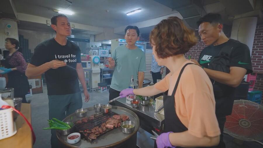 10 million subscribers who've done a barbecue tour in Korea. What's up with overseas YouTubers