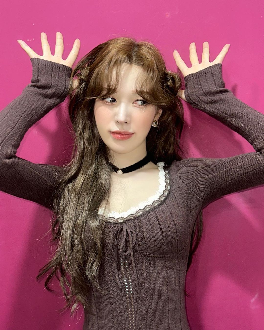 Red Velvet Wendy's bold ribbed dress