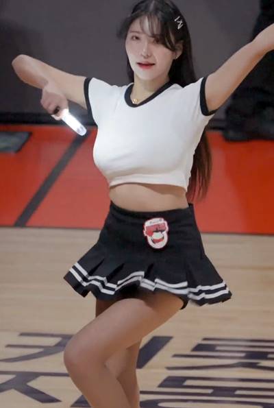 (SOUND)White cropped T-shirt, tennis skirt, tall Kim Seo-eun, cheerleader