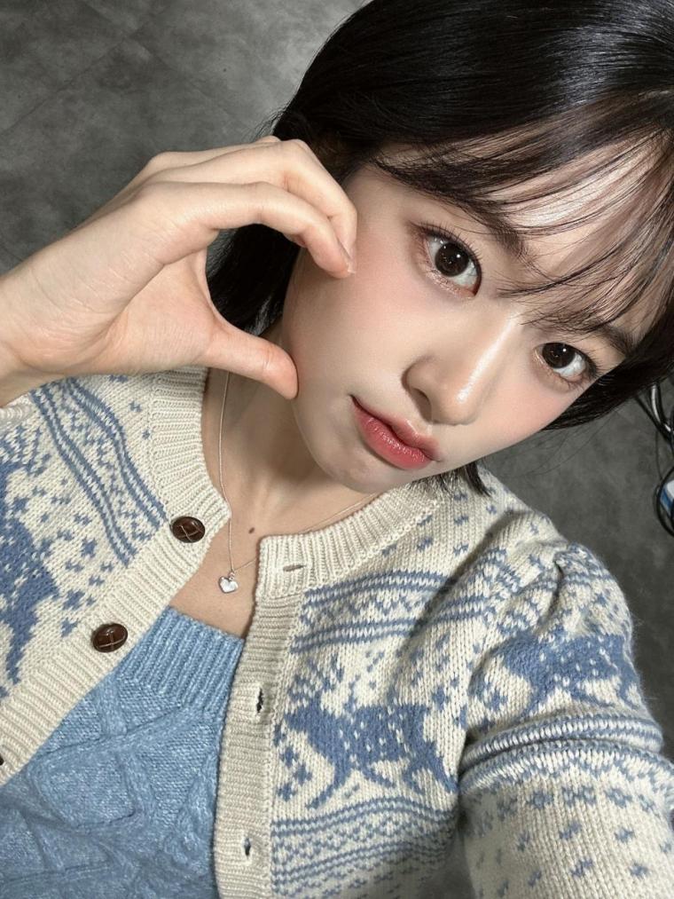 3 photos of Ahn Yu-jin's Twitter that say she looks like AI