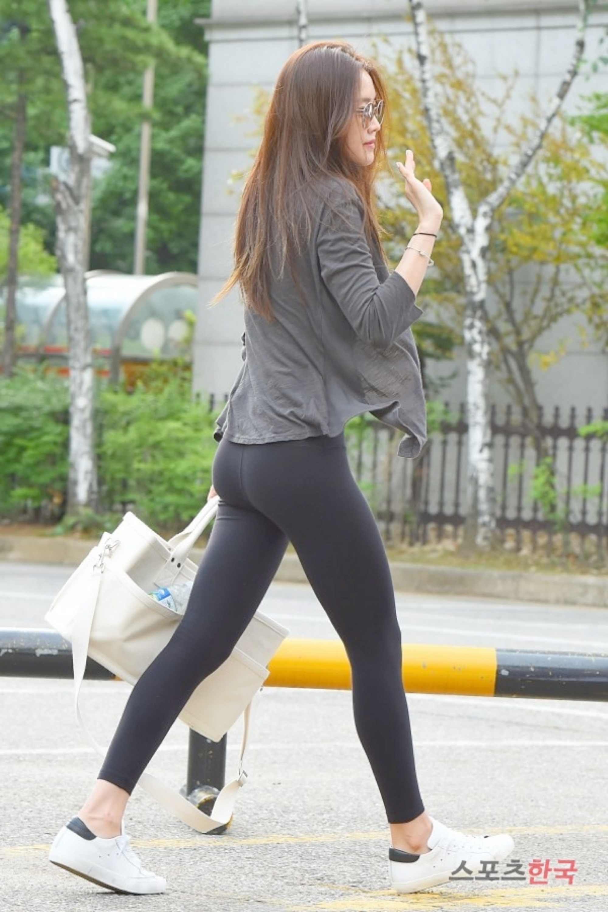 Son Na Eun, who still prefers leggings fashion, has a high definition with a tight hip line
