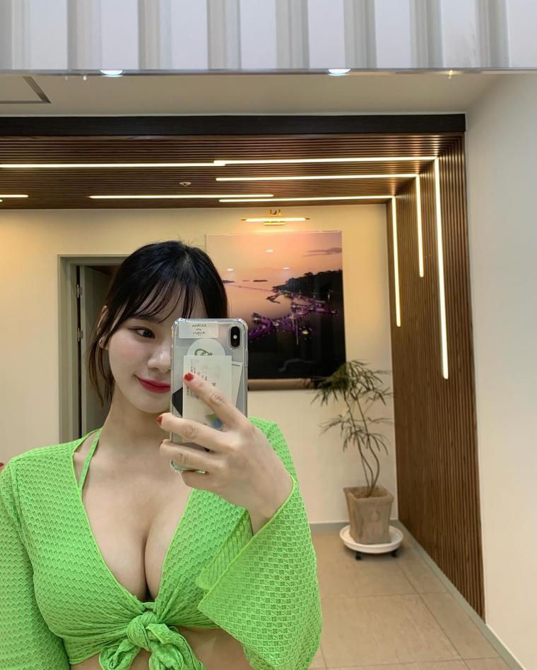 Seung Ji's bikini and chest bone selfie