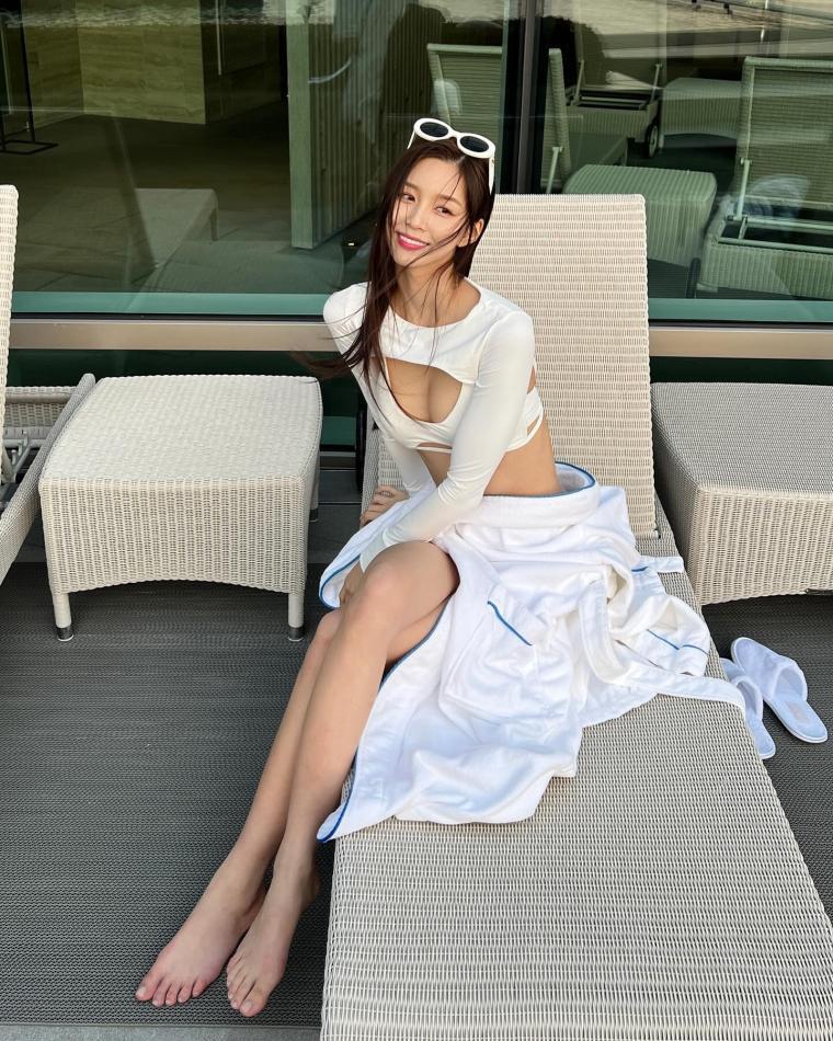 Um Yejin's Instagram. Crop top swimsuit