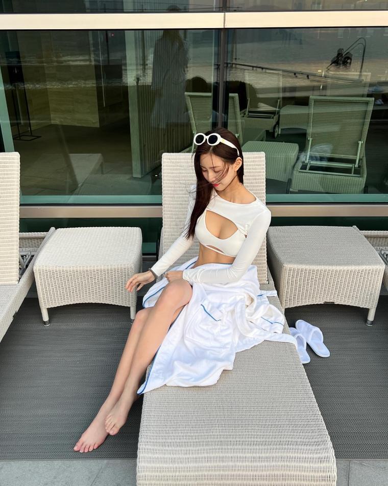 Um Yejin's Instagram. Crop top swimsuit