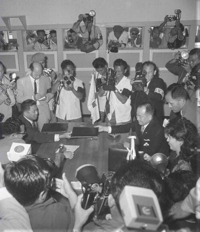 Talks between South and North Korean journalists during the inter-Korean Red Cross talks