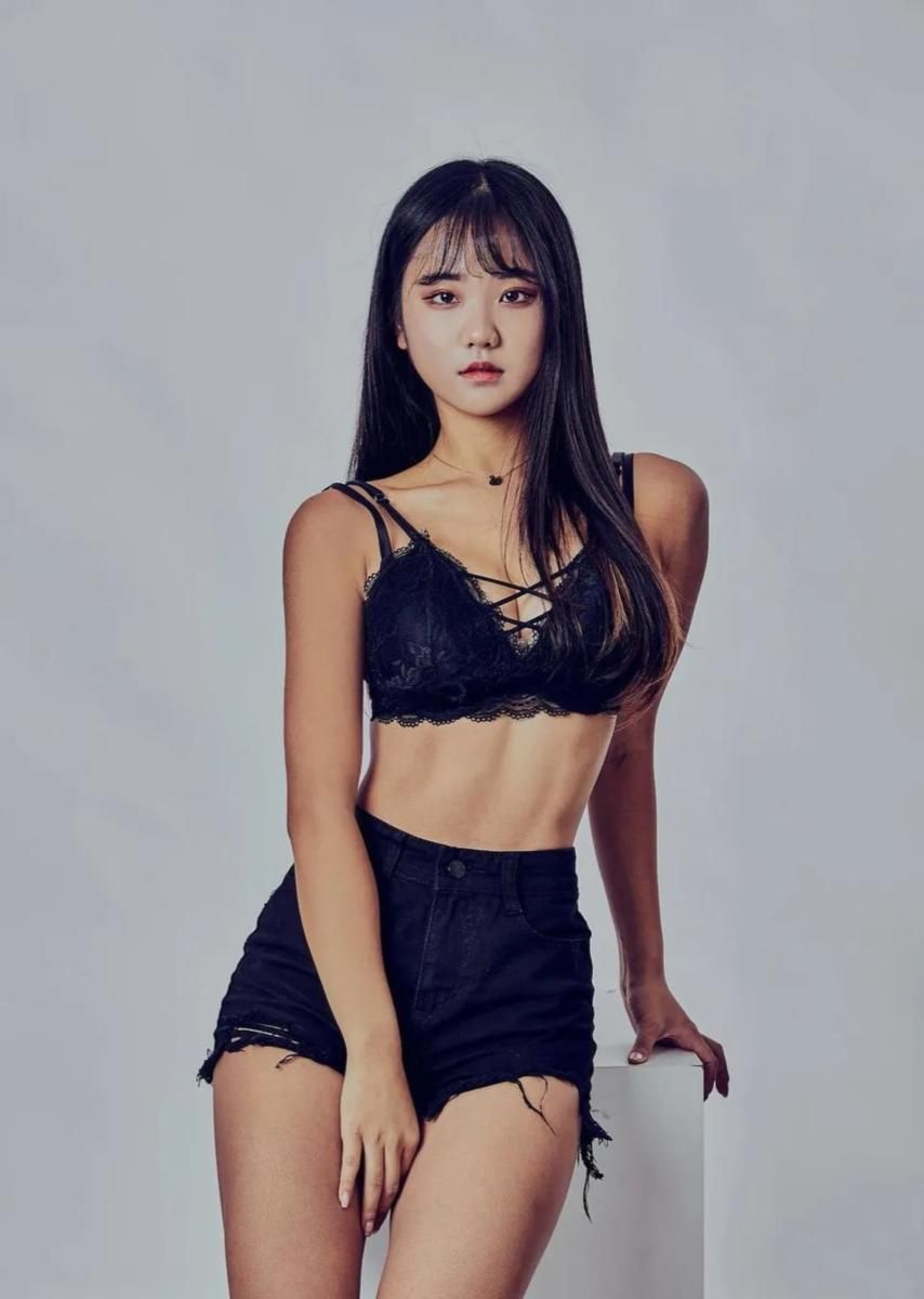 Lee So-hee's abs are 20 years old. Han Seo-hee's cute and grand youngest jpg shorts