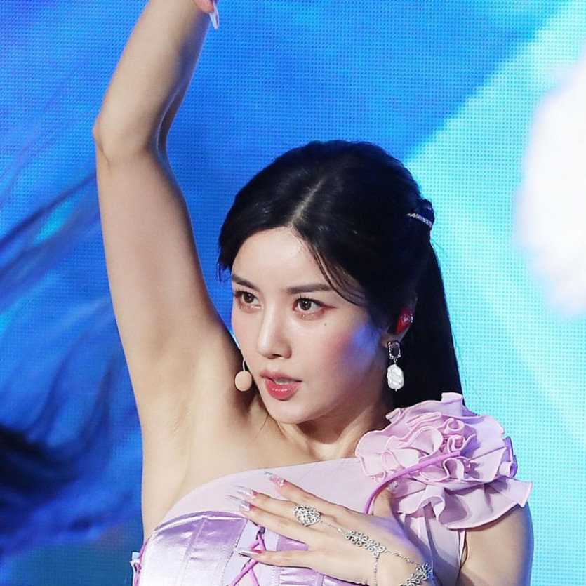 Kwon Eunbi Sleeveless Wide Armpits