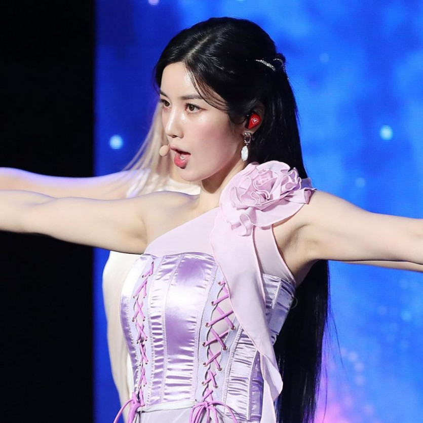 Kwon Eunbi Sleeveless Wide Armpits