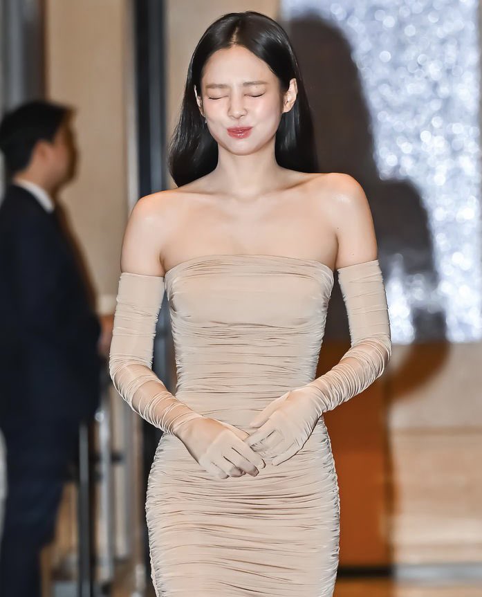 BLACKPINK JENNIE in a tight nude tone dress