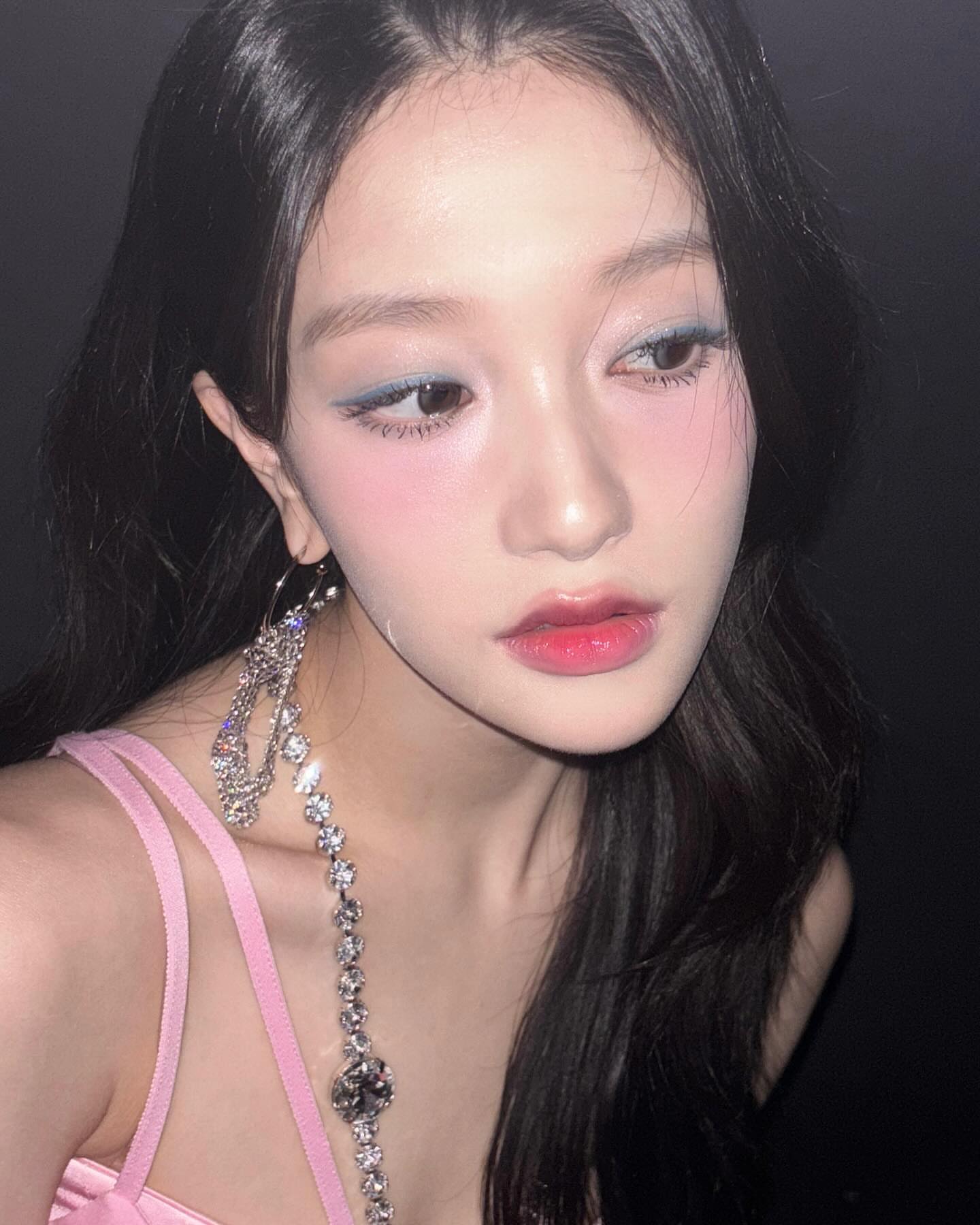 Pink lingerie look bust fromis_9 Lee Seoyeon decadent beauty