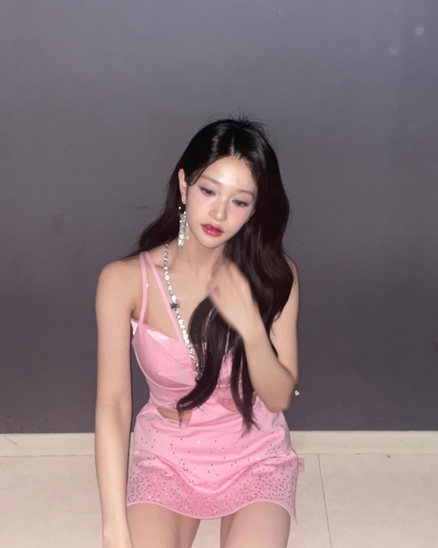 Pink lingerie look bust fromis_9 Lee Seoyeon decadent beauty