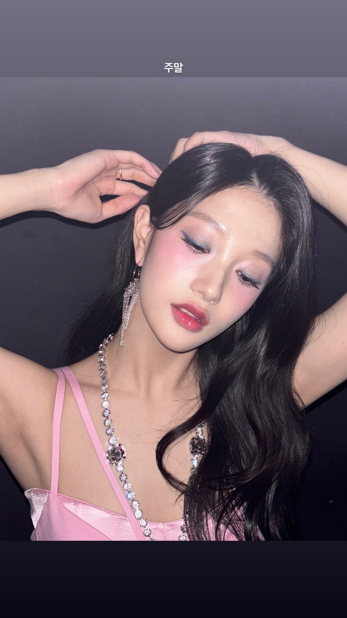 Pink lingerie look bust fromis_9 Lee Seoyeon decadent beauty