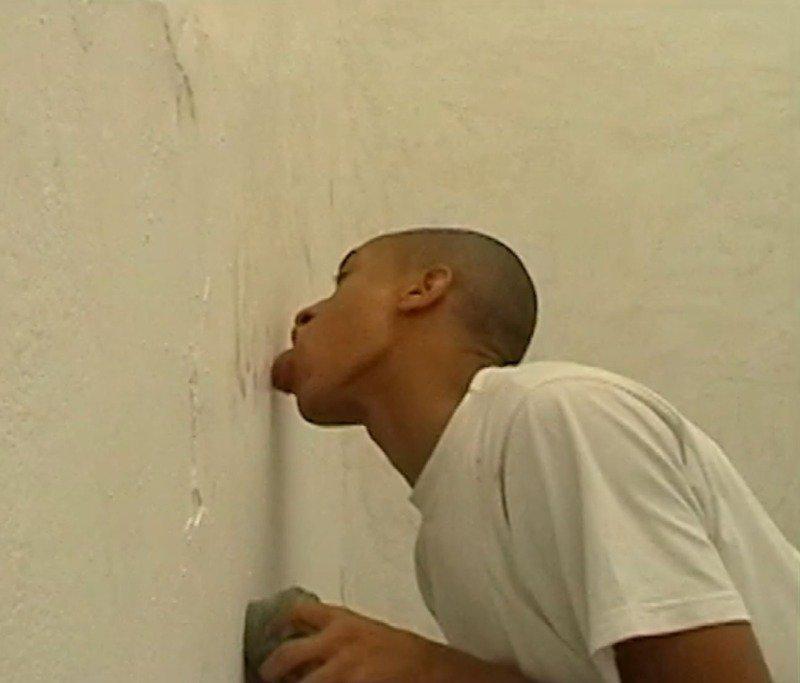 An artist who saw blood while licking a gallery wall with his tongue