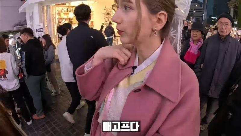 Sisters who went to Myeongdong to buy fish-shaped buns.jpg