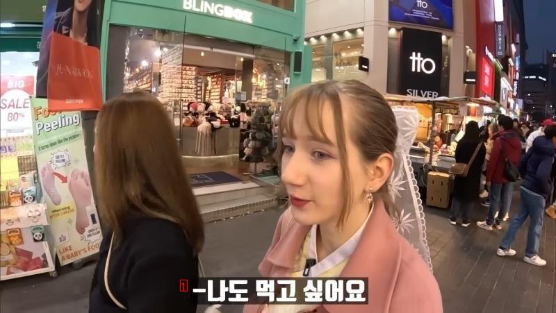 Sisters who went to Myeongdong to buy fish-shaped buns.jpg