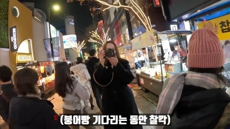 Sisters who went to Myeongdong to buy fish-shaped buns.jpg