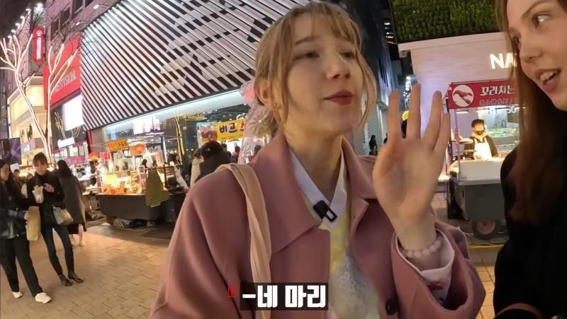 Sisters who went to Myeongdong to buy fish-shaped buns.jpg