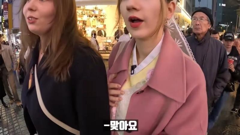 Sisters who went to Myeongdong to buy fish-shaped buns.jpg