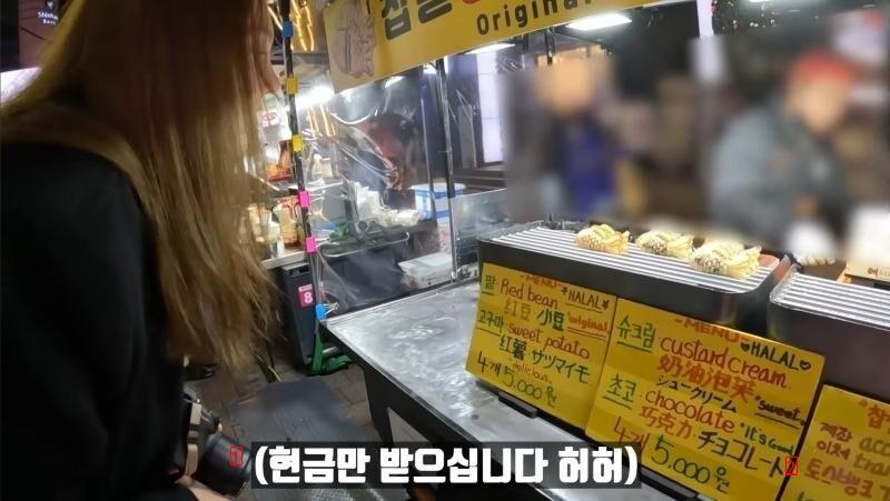 Sisters who went to Myeongdong to buy fish-shaped buns.jpg