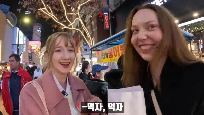 Sisters who went to Myeongdong to buy fish-shaped buns.jpg