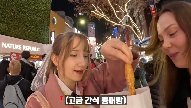 Sisters who went to Myeongdong to buy fish-shaped buns.jpg