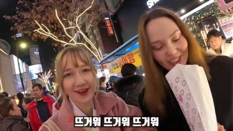 Sisters who went to Myeongdong to buy fish-shaped buns.jpg