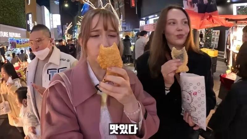 Sisters who went to Myeongdong to buy fish-shaped buns.jpg