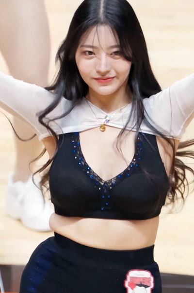 Black bra top, bowled chest, Kim Yi-seo, cheerleader