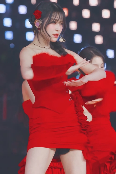 Fromis_9's Baek Ji-heon ㅗ who transformed from black and red tango outfit into a red dress (c) C