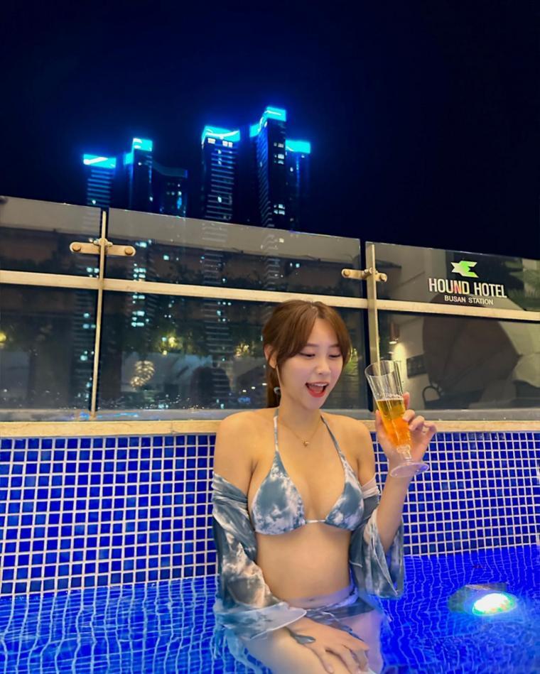 Park Sun-joo Cheerleader Hotel Bikini Body in Swimming Pool