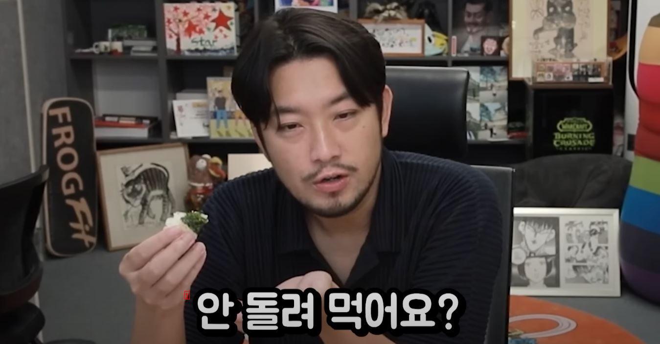 Unexpectedly, when you eat triangular kimbap at a convenience store