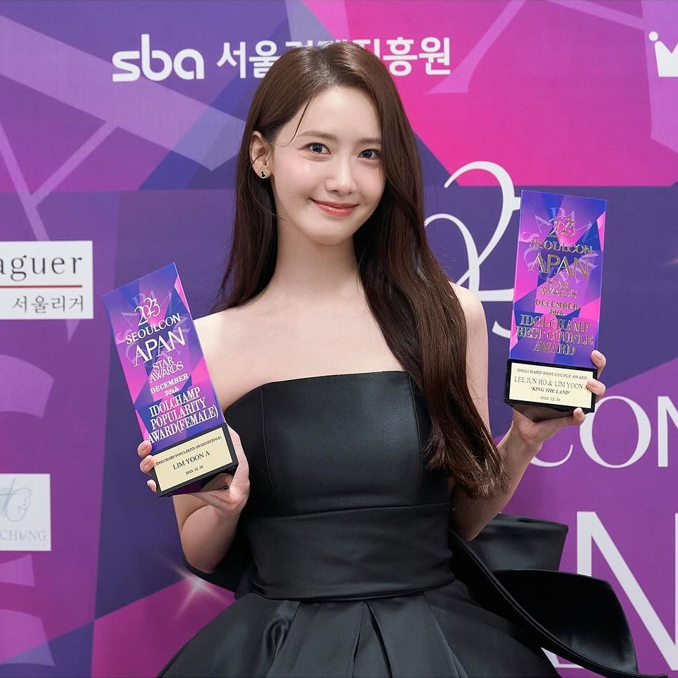 Yoona's APAN STAR AWARDS dress