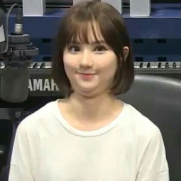 Low resolution, two-tuck Eunha