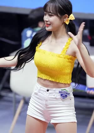 Byun Ha-yul, the cheerleader with beautiful body, yellow sleeveless white shorts