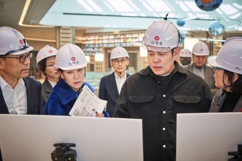 Jung Yong-jin wears a 3.1 million won Dior shirt and inspects the construction site of Starfield Suwon