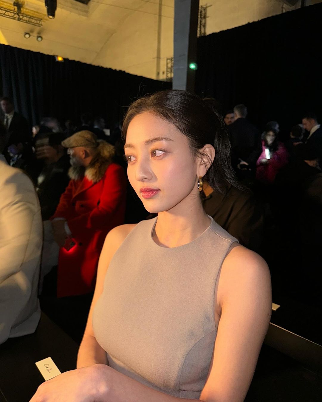 Jihyo of TWICE went to the ami fashion show wearing a gray dress